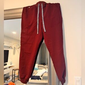 Figs burgundy Zamora high waisted scrub pant in size medium petite